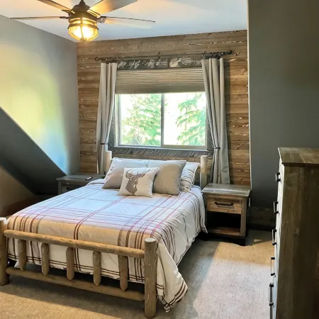 Riverfront Luxury Cabin With Pond And Hot Tub