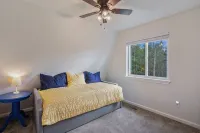 NEW Updated, SUNSETCABIN:3 bd,1.5 bth, secluded, beautiful views, deck, sleeps 6 - Chalets