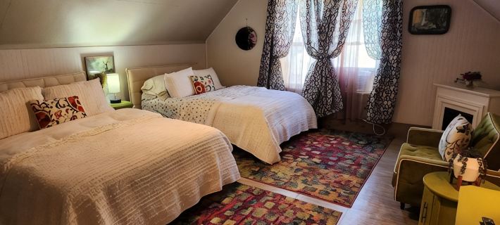 Enjoy the top floor of this victorian house With two suites & a bonus bedroom アラマキーのホテル