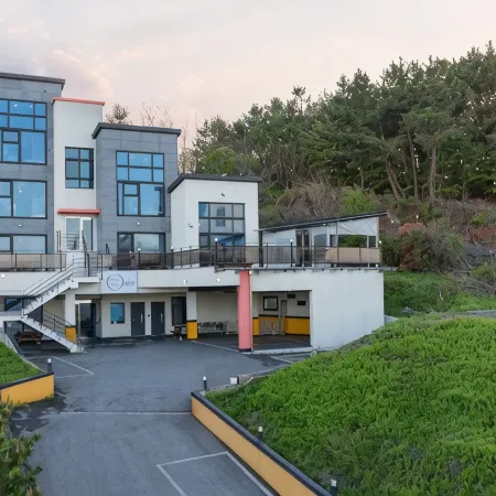 Gangneung the One Pension and the Classic Pension Отели рядом с достопримечательностью «Порт Чумунджин»