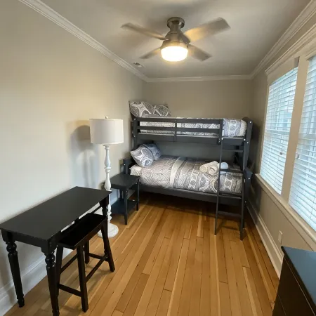 Beautiful sun filled 2 BR 3 blocks from beach- 2 beach passes- kids are free