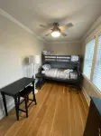 Beautiful sun filled 2 BR 3 blocks from beach- 2 beach passes- kids are free - Wifi