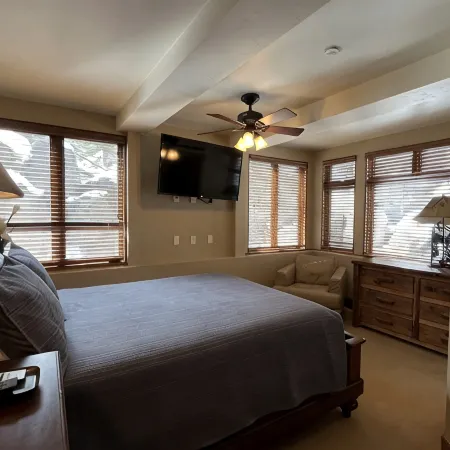 Make memories. Cozy ski in ski out. Convenient to skiing and restaurants!