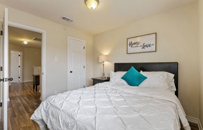 20% OFF Updated 3BR 2.5BTH Townhome - Pet-friendly - Fast WiFi-Driveaway Parking
