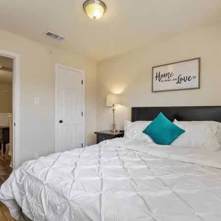 20% OFF Updated 3BR 2.5BTH Townhome - Pet-friendly - Fast WiFi-Driveaway Parking