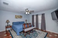 TMK-Spacious 4br home with pool for your comfort. EV charger available - Private Pools