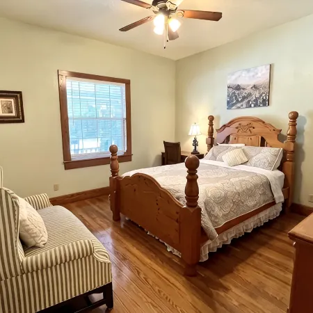 Spacious Victorian w/Game Room & Hot Tub