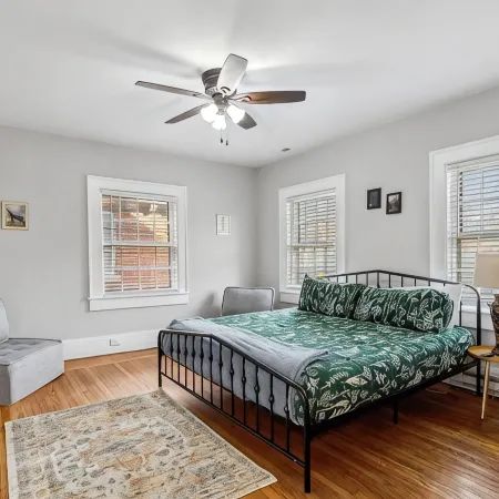 Wade Manor: Game-room, Gym, Office and Fenced in Backyard