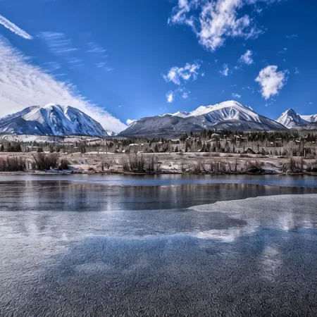 Luxury Town Home+Hot Tub! Mountain View, River/Lake front, close to Ski Resorts