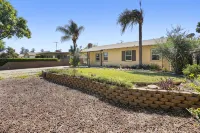 Pool - Game Room - FirePit - Free Parking - Sleeps 12 - Riverside Summer Getaway - Homestays