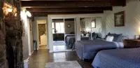 Snow Springs Pool House w/ PRIVATE heated, hotsprings pool! 5 bedrooms,Sleeps 15 - Feriehus