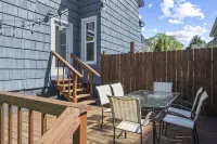 The Reddish House: 6th Ave, UPS, UW, Ruston - balcony
