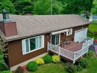 Cozy lake view home, centrally located with lake access and private dock! - 3 étoiles