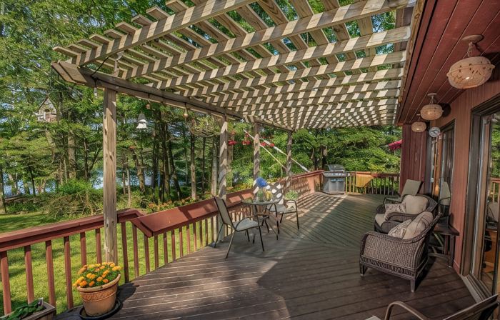 Amazing All-Season Private Lakefront Retreat!