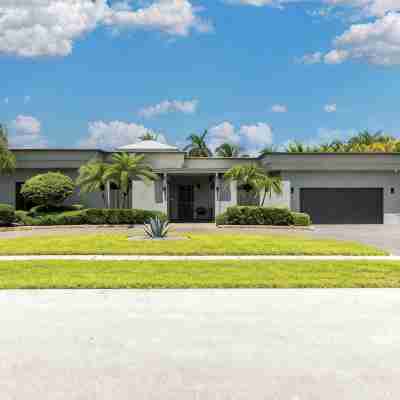 Complete Tropical Staycation,Heated Pool, Pool Table, 5 Bedrooms, 9 Beds, 4 Bath Hotel Exterior