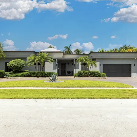 Complete Tropical Staycation,Heated Pool, Pool Table, 5 Bedrooms, 9 Beds, 4 Bath