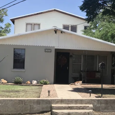 Great house for making memories! Two living areas, bar, and pool table