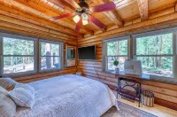 Spacious cabin in the woods w/ a private hot tub, deck, & fireplace  SUV  needed - シャレー