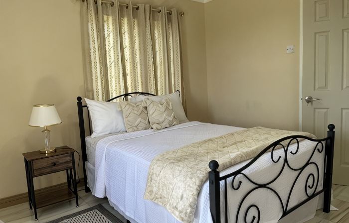 The Hideaway cozy , centrally located apartment 3 minutes from town center