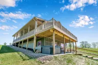 The Bridgeview Lodge  Hot Tub + Incredible Mississippi River Views & Sunsets - Chalets
