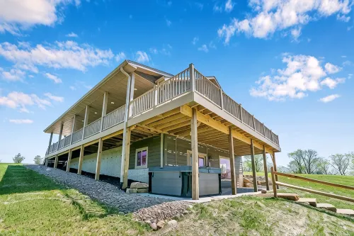The Bridgeview Lodge  Hot Tub + Incredible Mississippi River Views & Sunsets -  Privatzimmer