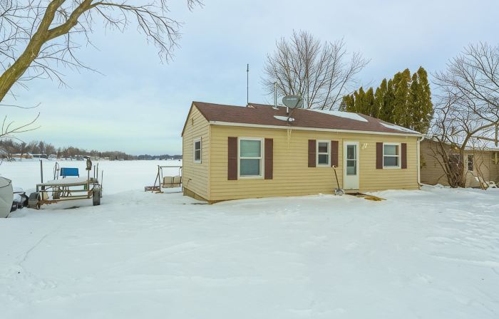 Lakefront Cozy Cabin w/ Dock; 2 Br- 1BA, One Hour from the Twin Cities