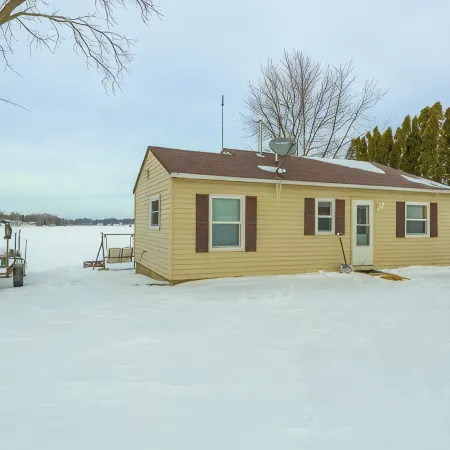 Lakefront Cozy Cabin w/ Dock; 2 Br- 1BA, One Hour from the Twin Cities