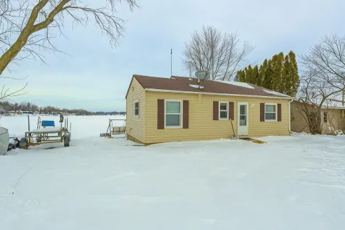 Lakefront Cozy Cabin w/ Dock; 2 Br- 1BA, One Hour from the Twin Cities - WiFi