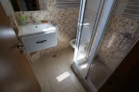 Charming 2-Bedroom Apartment with Pool View and Balcony - Balkon