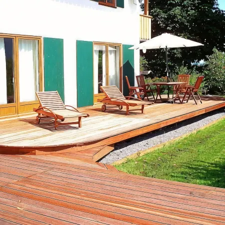 Sunny, spacious & fully equipped, castle views, close to lake/beach, restaurants