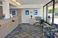 Super 6 Inn & Suites - Motel
