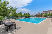 Pottery Barn Perfect Steps 2 LightRail, Mall, Restaurants, Shop, Schwab,Skyridge - Pools