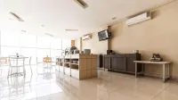 Max Hotel Panakkukang Makassar By LIFE - breakfast