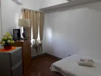 Ekonumi Rooms at Moonwalk Paranaque - Losmen