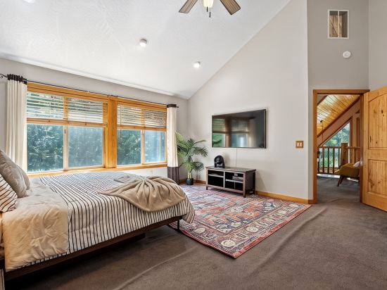 Golden Grove On the River! Amazing home above the Smith River.