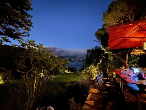 Waterfront villa on sandy beach, private beach, pets welcome. - Homestays