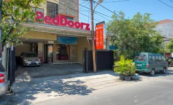 RedDoorz Syariah Near Airlangga University Campus B