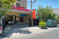 RedDoorz Syariah Near Airlangga University Campus B Hotels in Gubeng