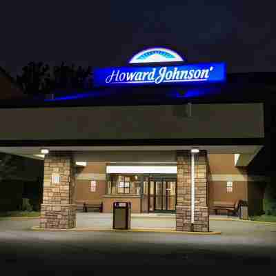 Howard Johnson by Wyndham Newark Airport Hotel Exterior