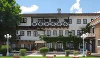 Hotel El Rancho Hotels near Navajo Code Talkers Museum