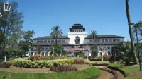 Grand Arjuna Hotel Các khách sạn ở Cidadap