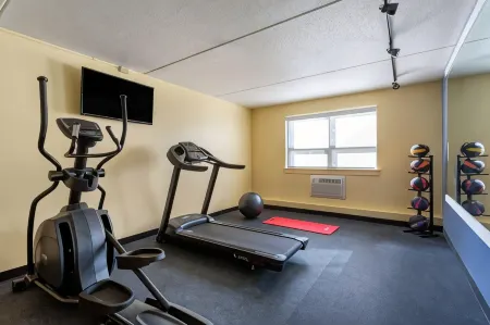 Days Inn by Wyndham Augusta Отели рядом с достопримечательностью «Университет Мэн в Огаста»