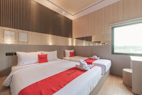 RedDoorz near Exit Toll Sirkuit Sentul Hotel di Cibinong