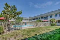 Super 8 by Wyndham Tracy - Pools