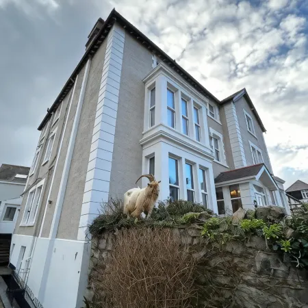 Lansdowne House with Private Car Park