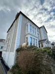 Lansdowne House with Private Car Park Hotel dekat West Shore Beach