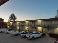 Crest Motor inn - parking