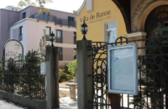 วิลล่า เดอ บารอน โรงแรมใกล้สนามกีฬาดีวีวี สเตเดียม