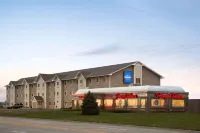 Baymont by Wyndham Fremont Hotels near Midland University