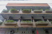 RedDoorz @ Jalan Pramuka Manado Hotels in Sario